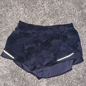 Lululemon- Hotty Hot Low-Rise Lined Short 2.5